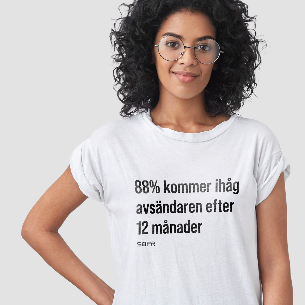 Kvinna i vit tshirt